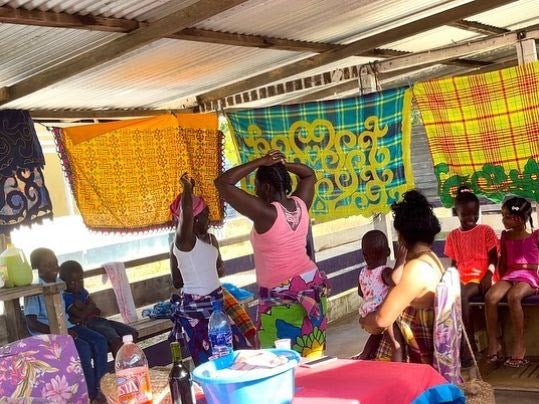 Waarom Keti Koti ons allemaal aangaat: herdenking, kleding en cultuur!